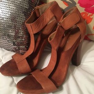 Tan leather sandals T-Strap with rubber soles